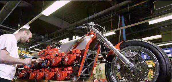 本想24缸的摩托已经够逆天的,结果还有一辆比它更猛的