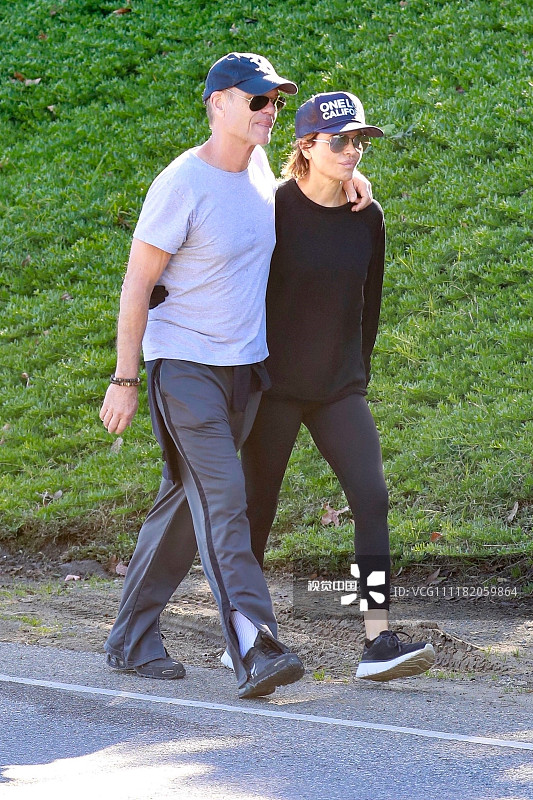 丽莎·林娜纯黑look低调舒适 和老公哈里·哈姆林搂腰散步幸福满溢