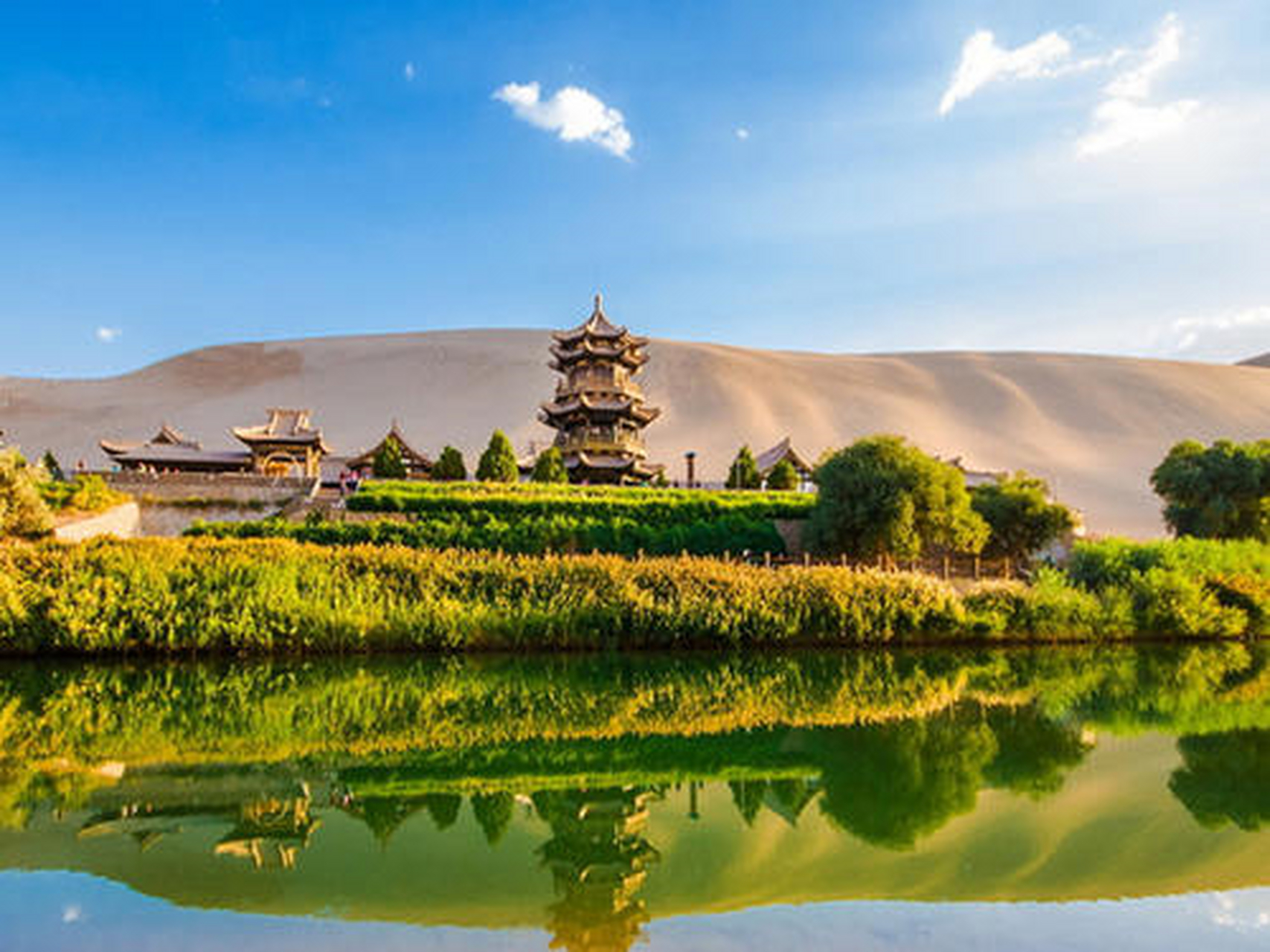 鸣沙山月牙泉风景名胜区位于甘肃省敦煌市城南5公里处,月牙泉处于