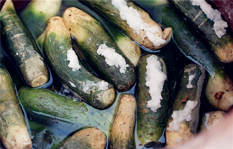 腌萝卜在农村里最常见,也是农村人吃的最多的,洗干净萝卜后直接放到缸