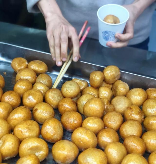 一块钱一个的糖油粑粑串上竹签就能吃,没想到青岛也能买到