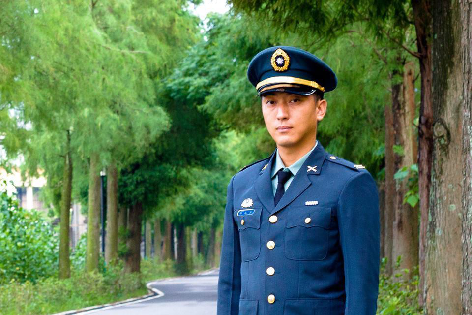 台湾军官公开退伍,赢得一片赞誉:这是真爱国