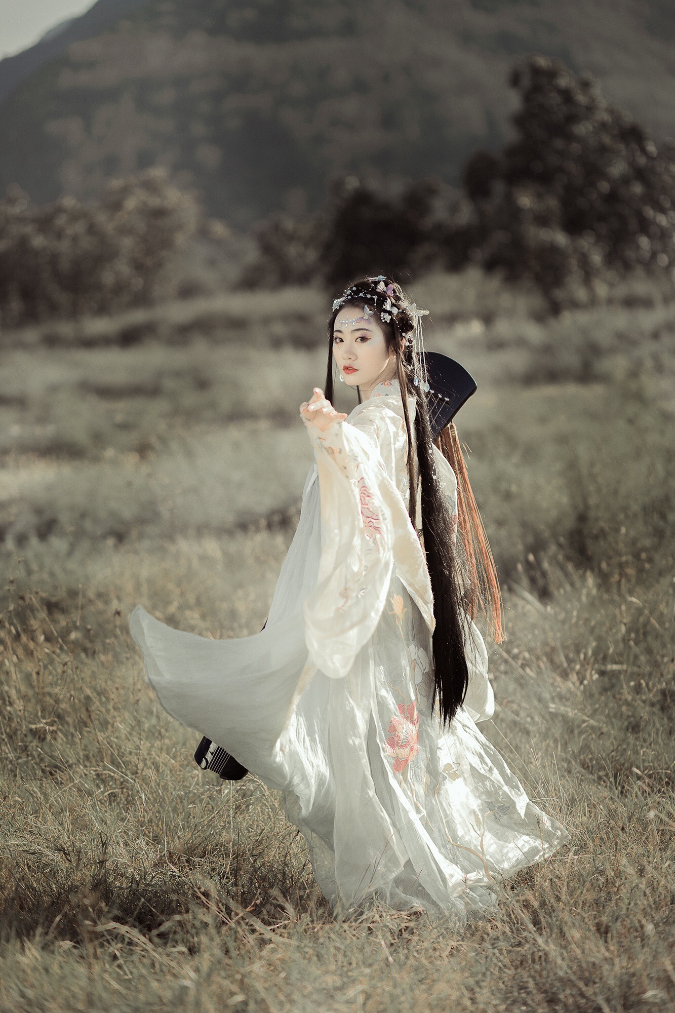 写真:弹古琴穿古装,小姐姐美不美?