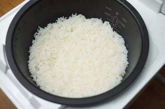 蒸米饭,别直接加水蒸!做好3点,颗粒分明,又香又软,还不粘锅