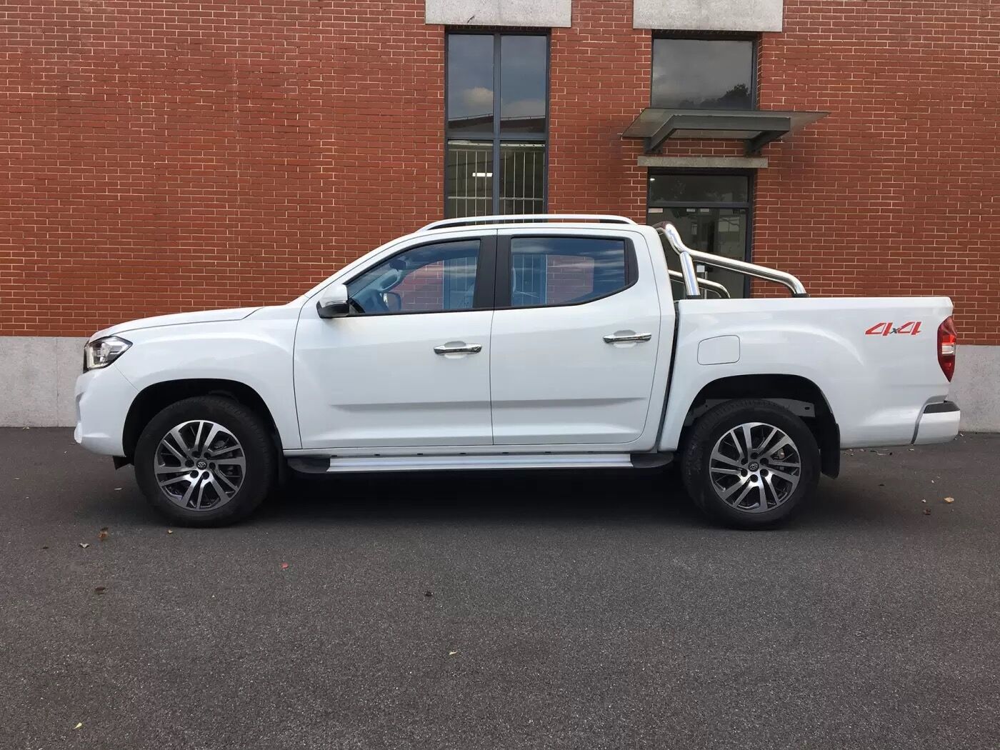 总算没白等!大通全新皮卡亮相,外观比牧马人还帅气