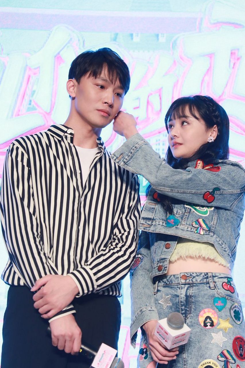 郑爽前夫张恒出轨被抓包,跪地乱滚疯狂撕衣,精神状态堪忧 张恒郑爽