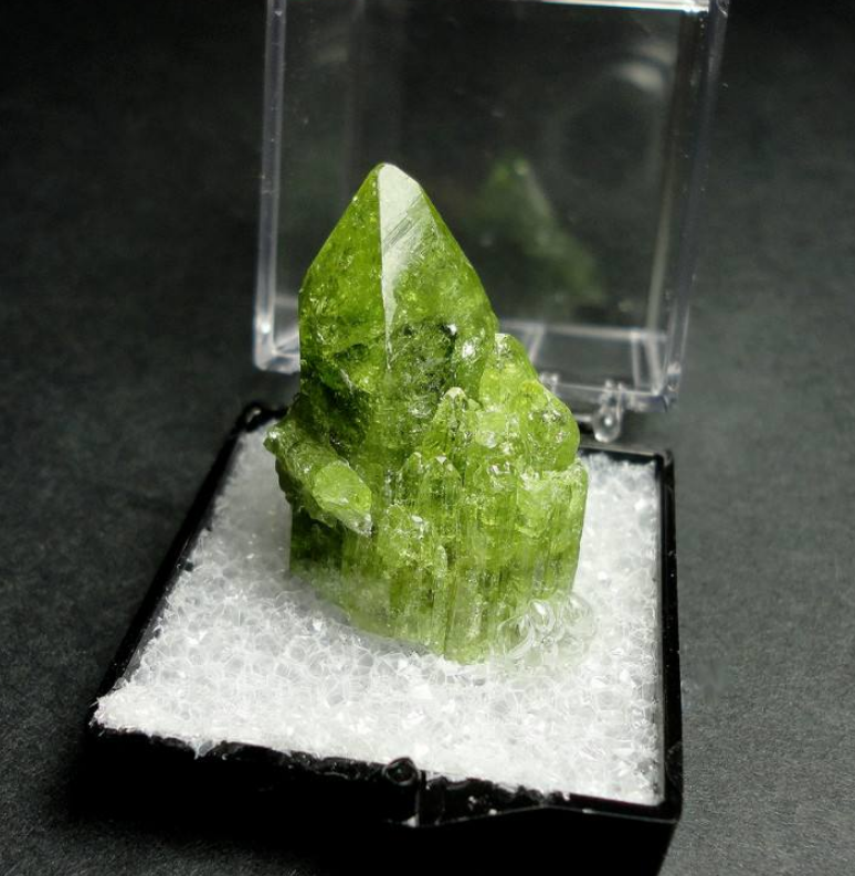 符山石玉的外形和翡翠极其相似,它在珠宝市场上受欢迎吗?