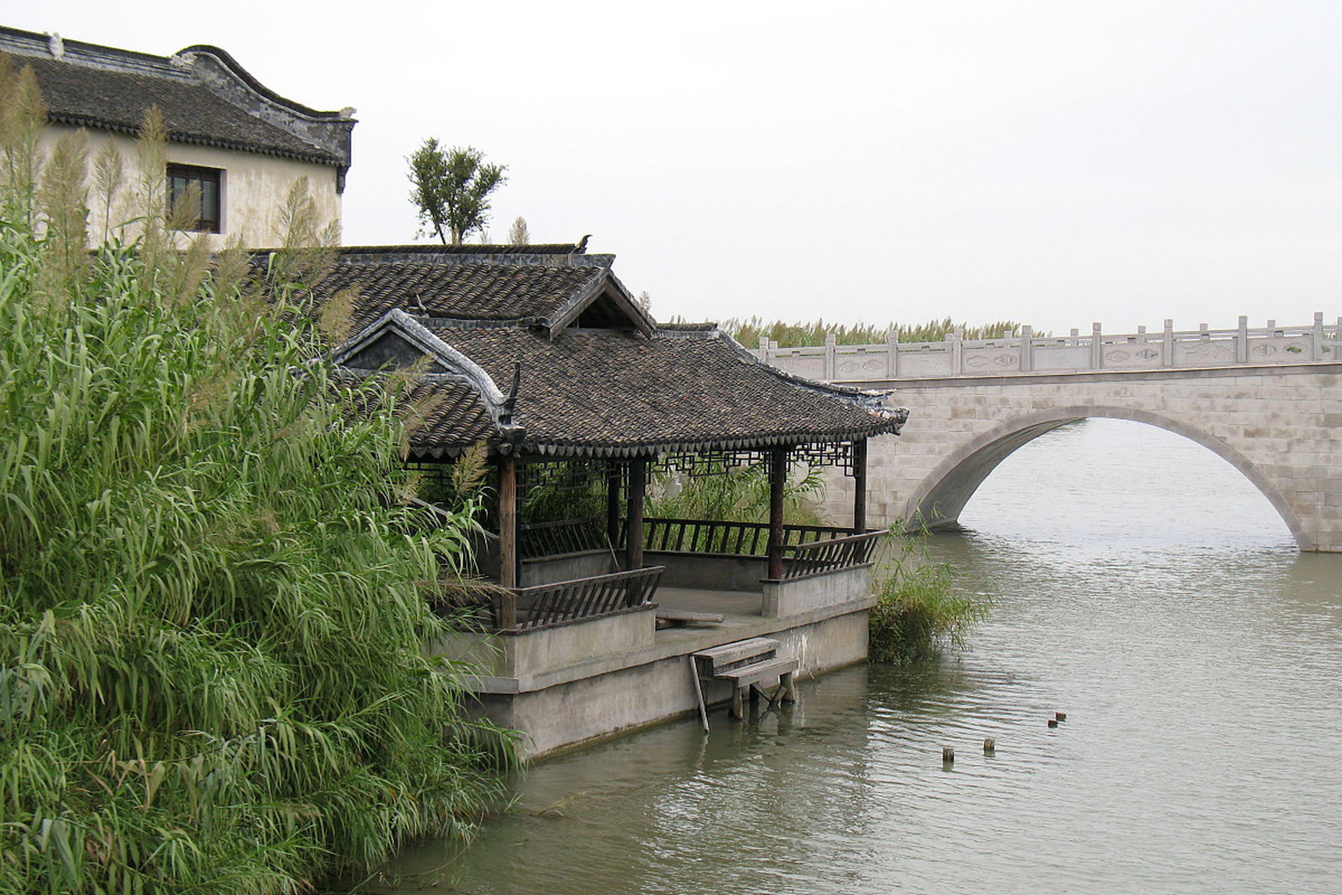 夏日的苏州,热气腾腾,而苏州市沙家浜·虞山尚湖旅游区,更是热得让人