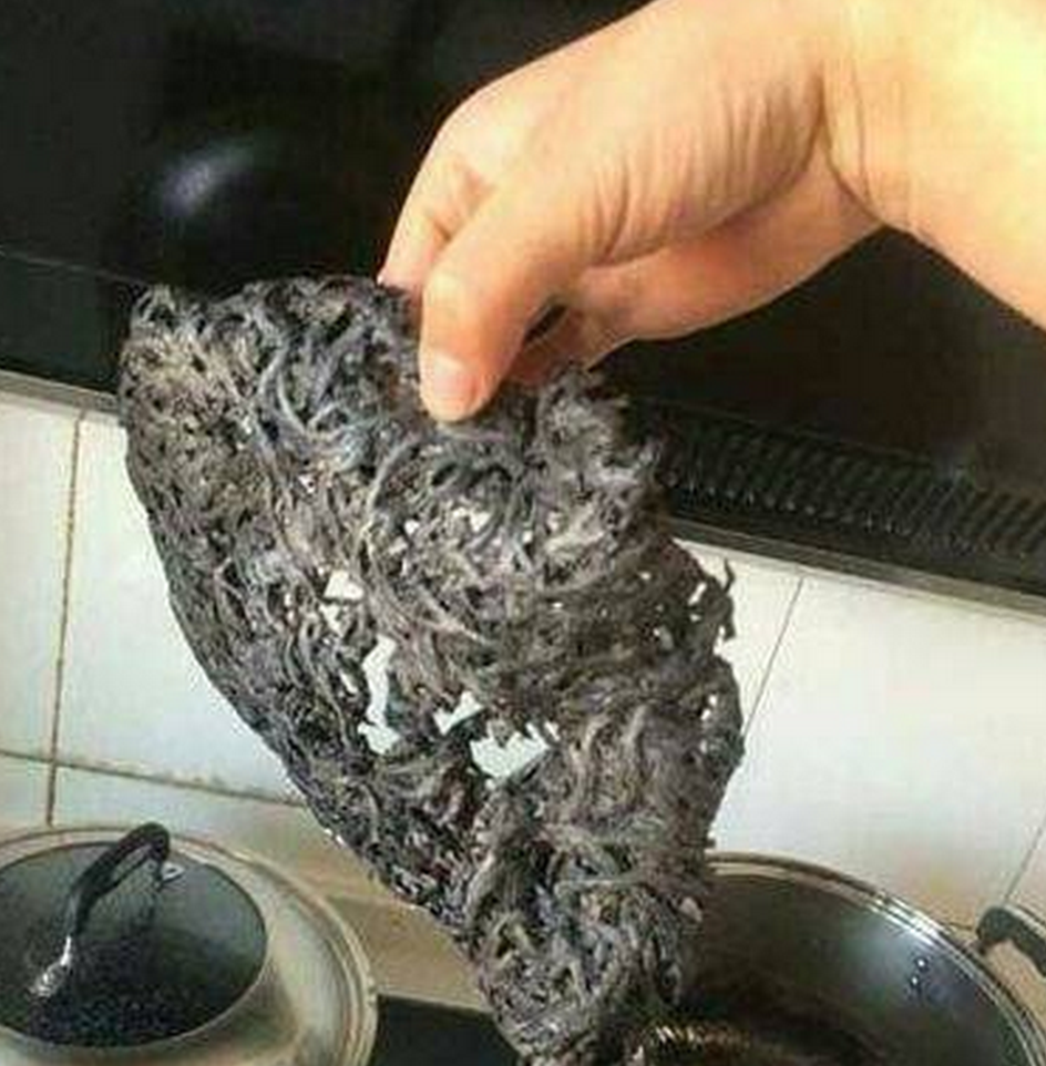 搞笑图片:媳妇一早起来下面条,但是这玩意能吃吗?