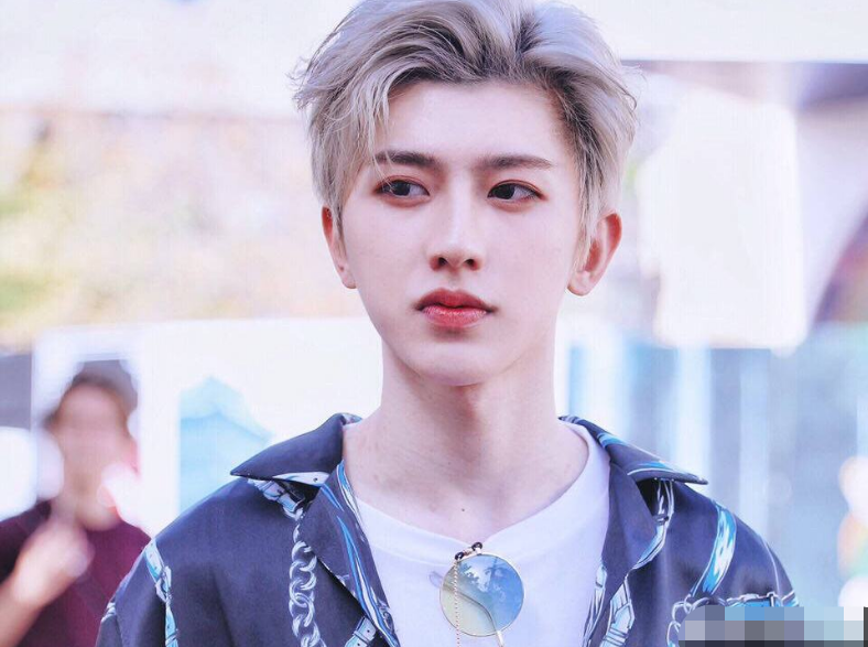 娱乐圈迷之交集!蔡徐坤6年前给张子枫留言,肖战王源家是邻居