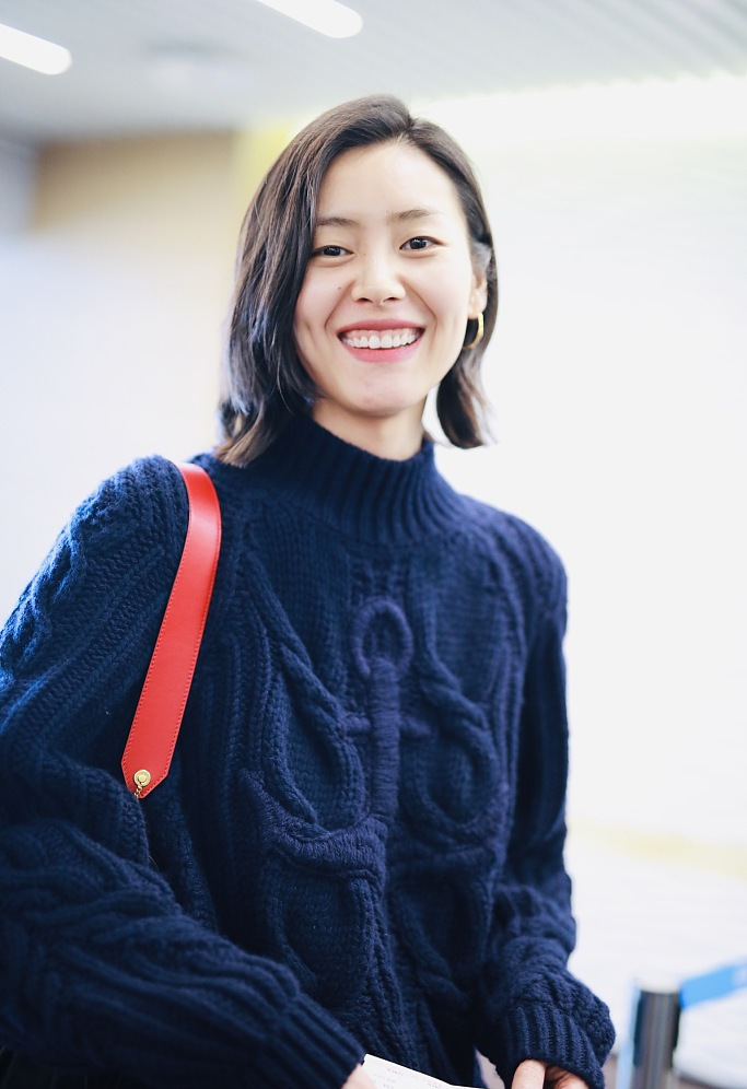 刘雯素颜现身机场.