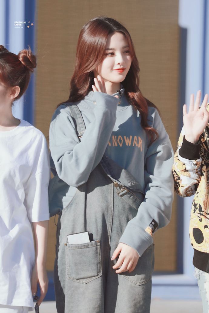 杨超越穿卫衣搭配背带牛仔裤去录制节目,皮肤白皙面带微笑