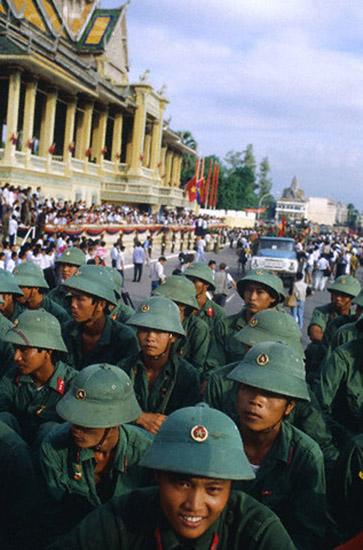 一九七九年越军侵柬埔寨照片:民众夹道欢迎,柬埔寨女性献鲜花