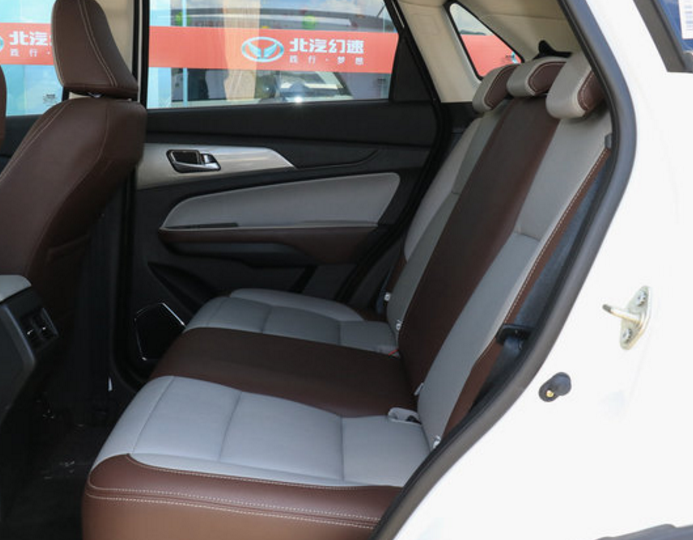 北汽幻速s5 新颖的设计,颇具未来的感觉,回头率相当高