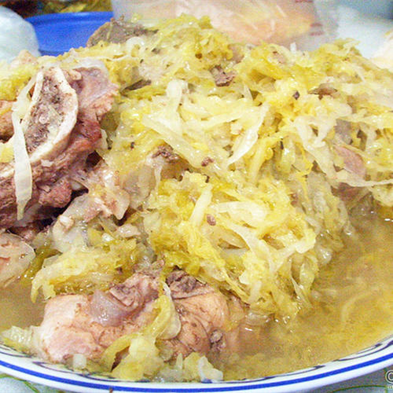 酸菜炖肉是东北的一道名菜,家家户户的宴客必备.工序繁多,美味绝佳.