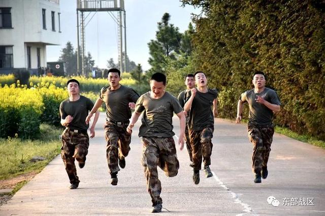 从图上作业到高空攀登,侦察兵比武着实有看头!