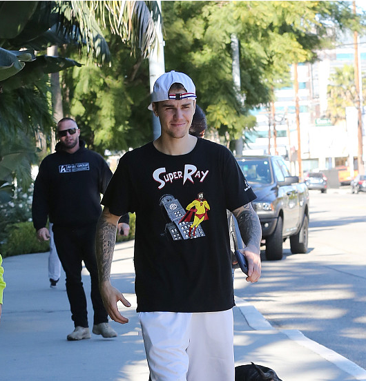 加利福尼亚,贾斯汀·比伯(justin bieber)现身街头,正在休假的他也不