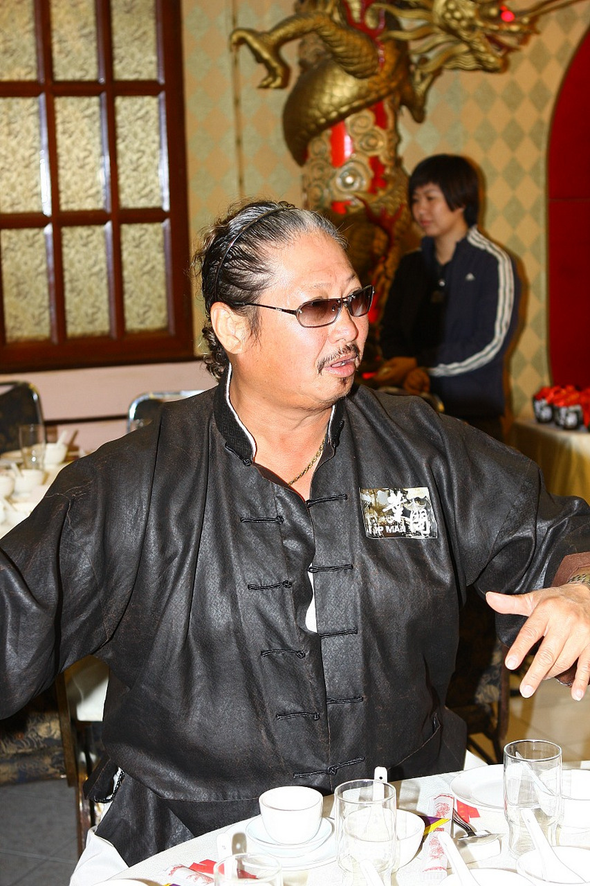 洪金宝,这位在娱乐产业中赫赫有名的人物,不仅在演艺圈中拥有着举足