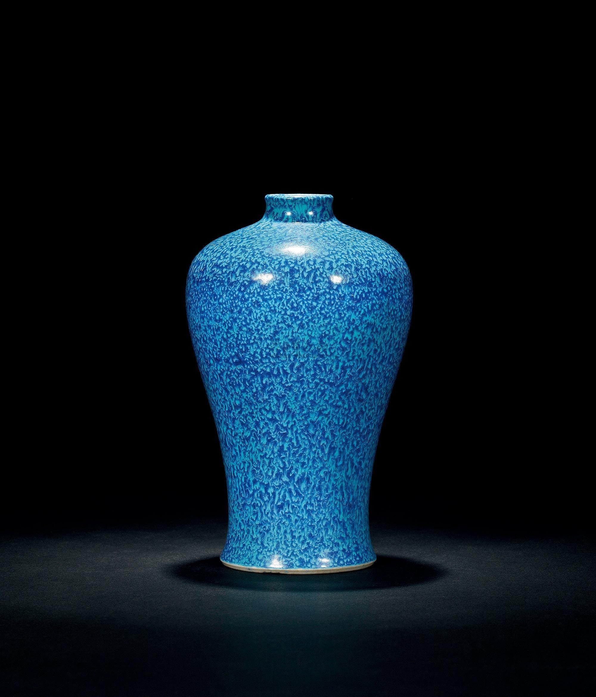 男子从墙中挖出瓷瓶,慌忙赶去鉴宝,专家:极有可能是"镇瓷"!