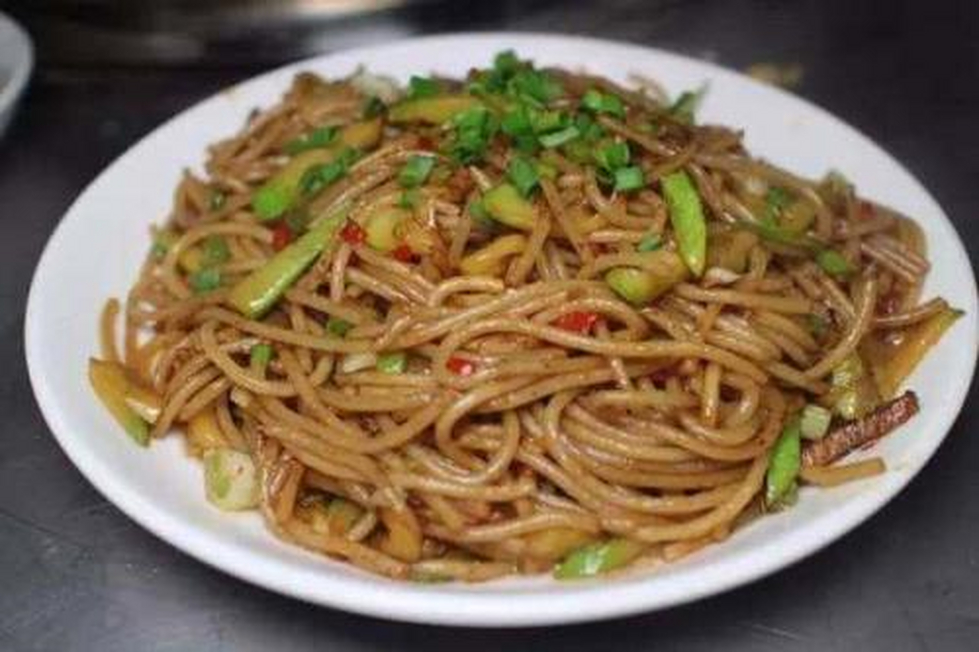 宜春扎粉,是江西省著名的小吃,以色白如银,条索柔韧,入口爽滑著称.