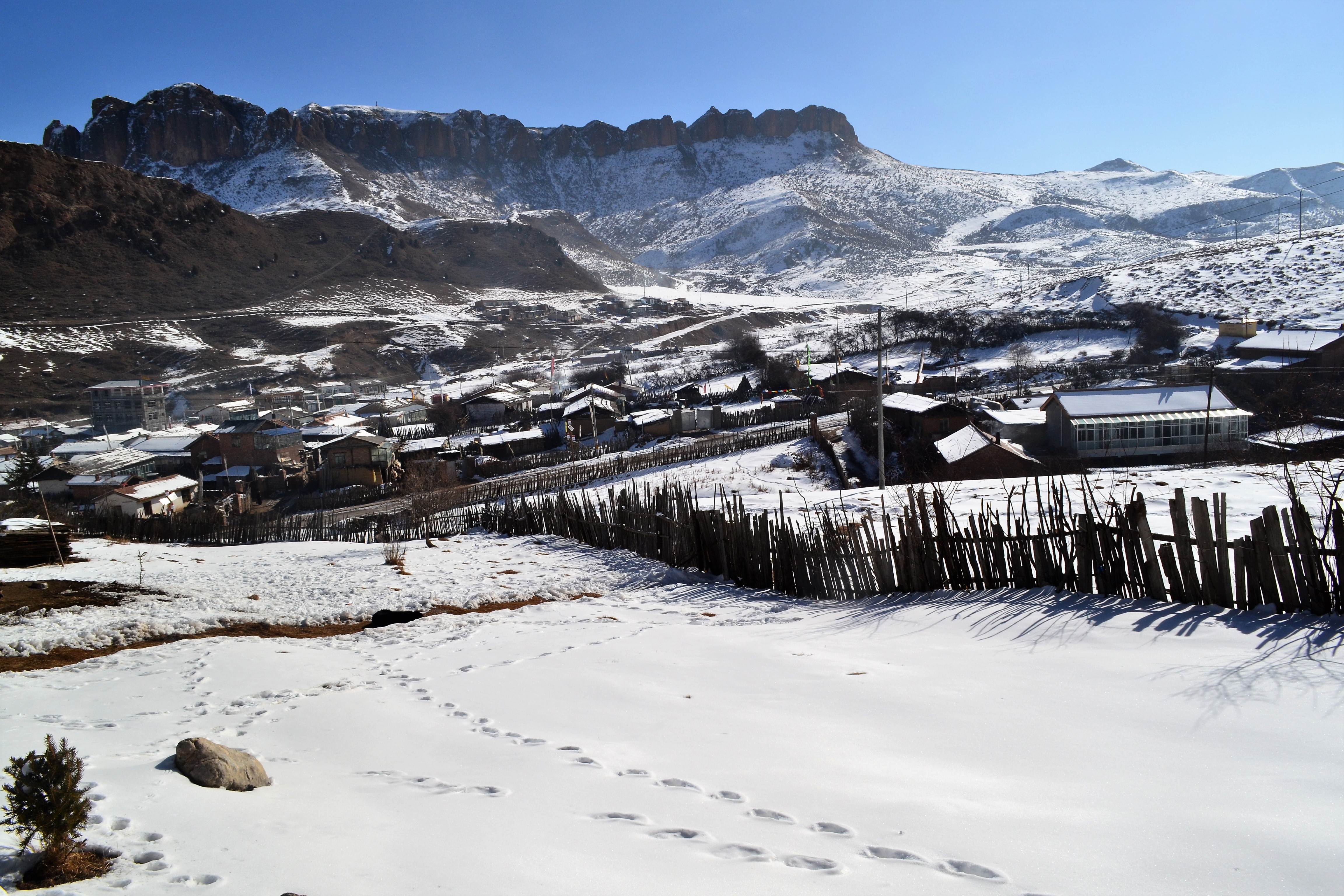 12月看雪绝佳地,比丽江口碑更好,这座藏地小镇值得一去!