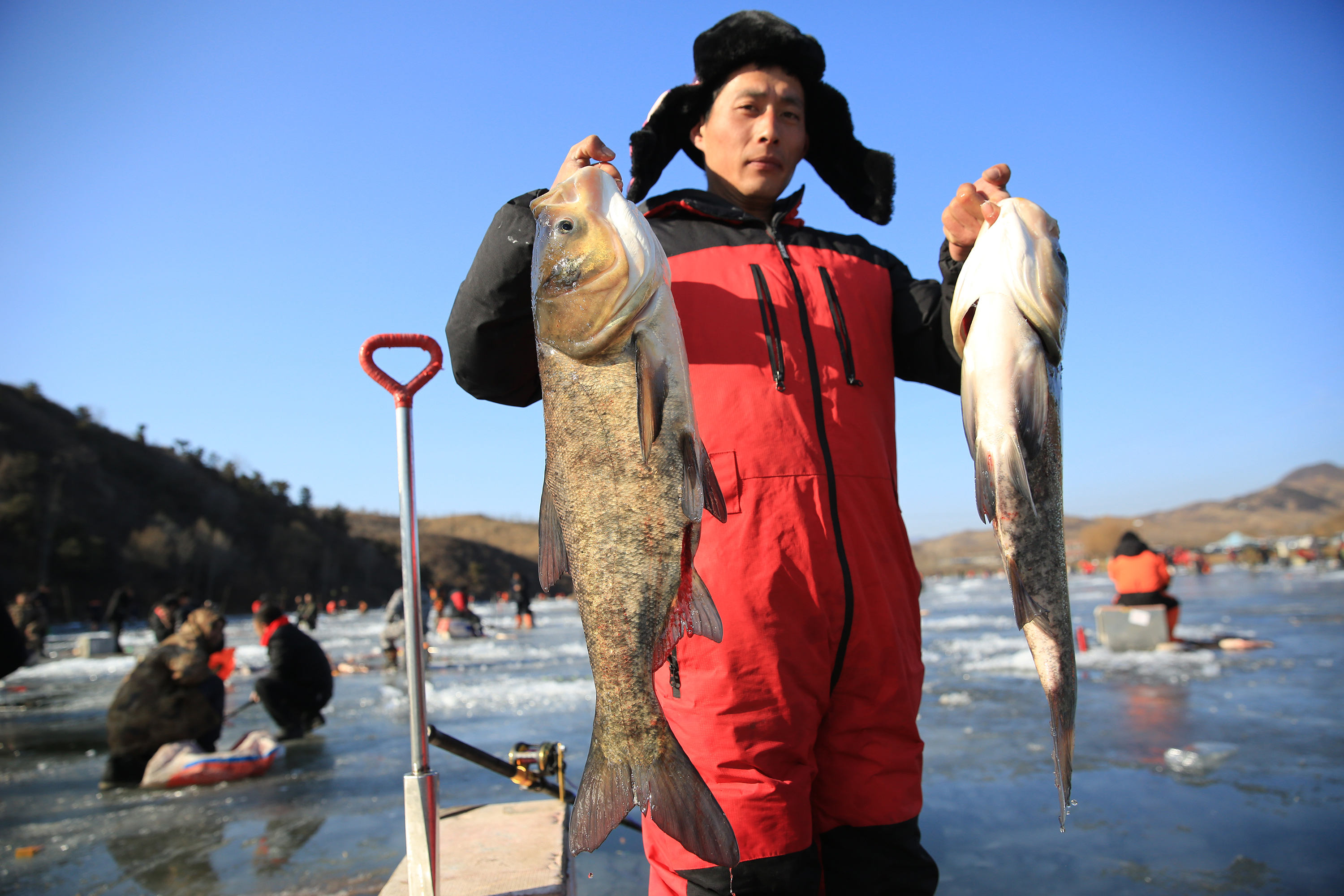 冬日时节,河北省唐山市迁西县多座水库吸引不少钓鱼爱好者前来冰钓