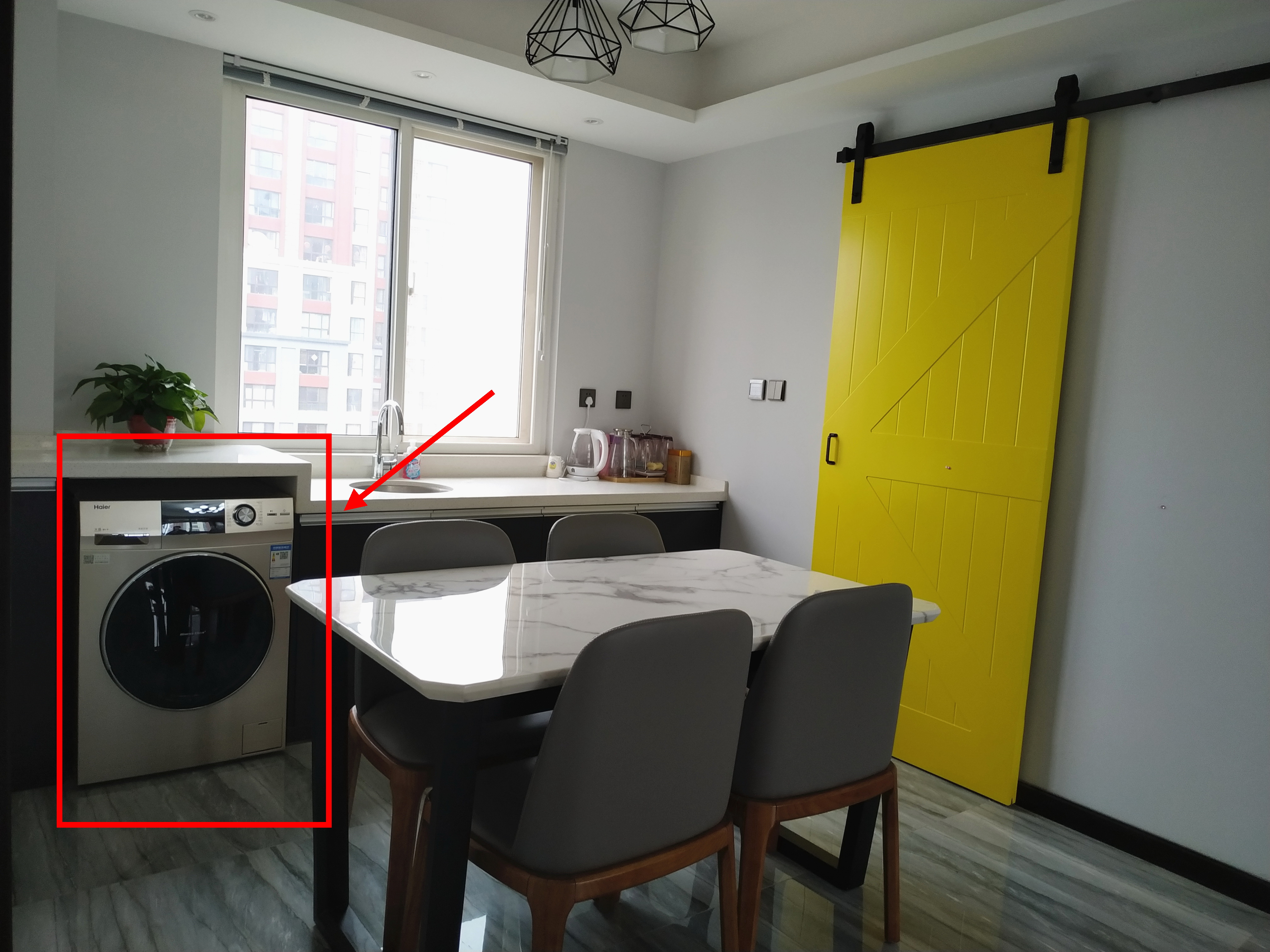 新房装修,餐厅这样调整一下,做了一排柜子还放下了洗衣机!