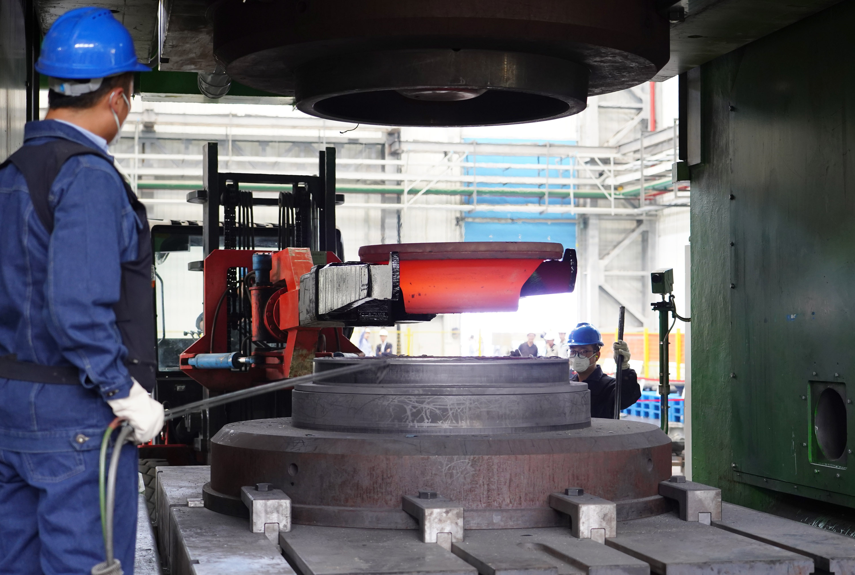 中航重机200mn电动螺旋压力机在西安投入使用(5)