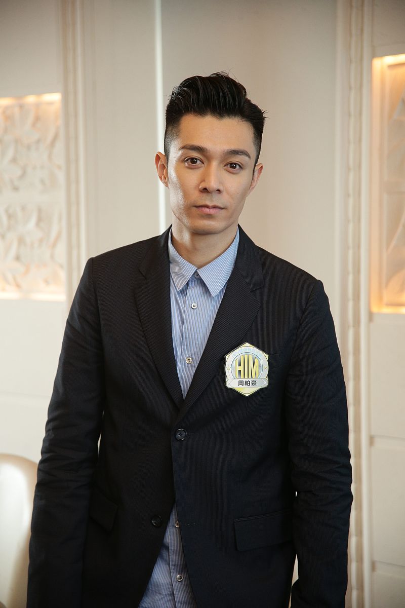 【妆发】:大背头,黑发, 【上装】:西装,黑色,衬衣,蓝白条纹,天蓝色