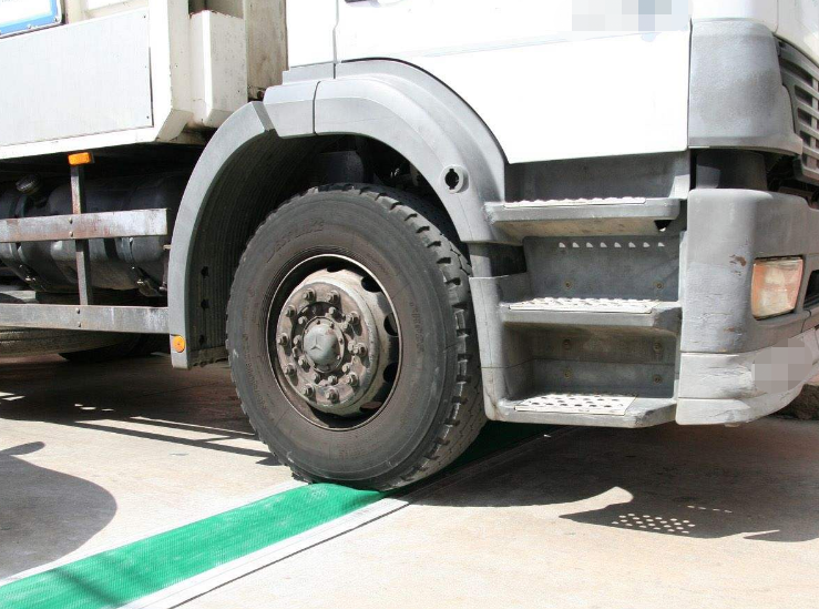 还担心路上遇到减速带?欧洲开始使用液体减速带,开车毫无颠簸感