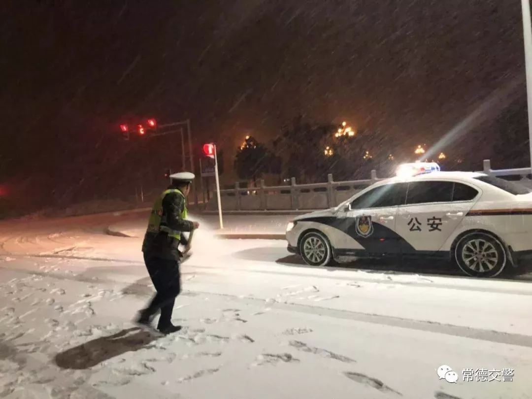 冬日里的阳光——雪天里交警蜀黍的别样温情