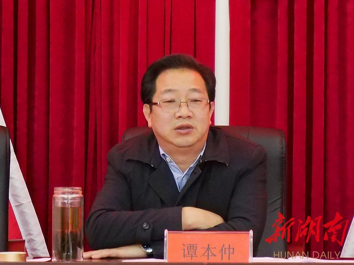 谭本仲赴新铺镇调度脱贫攻坚工作