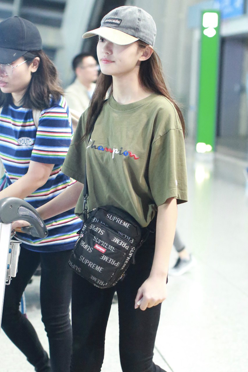 林允穿绿色t恤搭配黑色紧身裤现身机场,面带微笑比剪刀手卖萌!