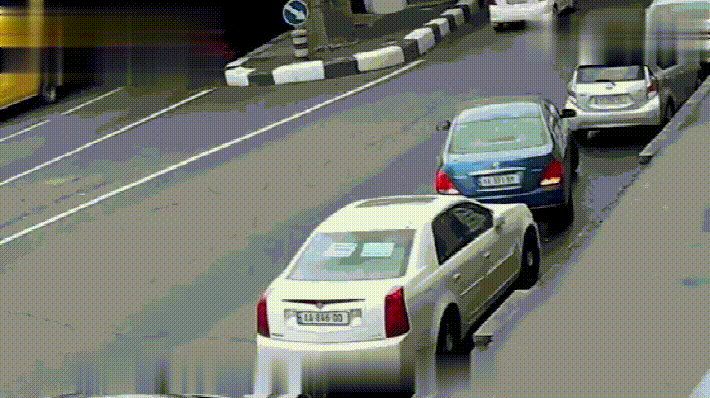 史上最猛女司机,仅侧方位停车就秒杀了两辆轿车,至于吗?