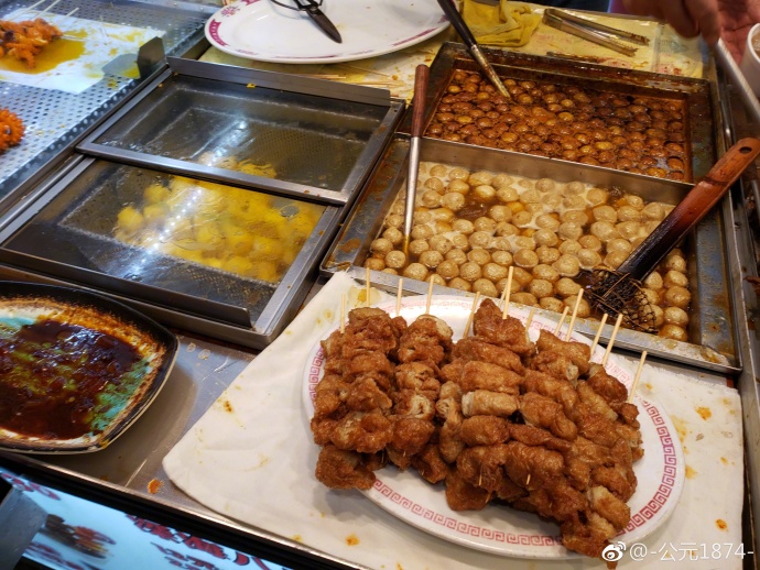 香港的街边小吃离不开咖喱鱼蛋,烧卖,萝卜牛杂,炸肠和煎酿三宝