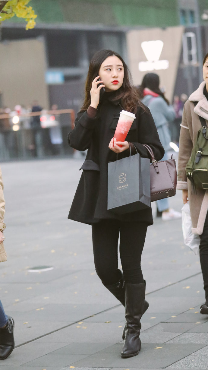 美女街拍:冬季保暖温柔范,做个精致女人,提高生活品味!