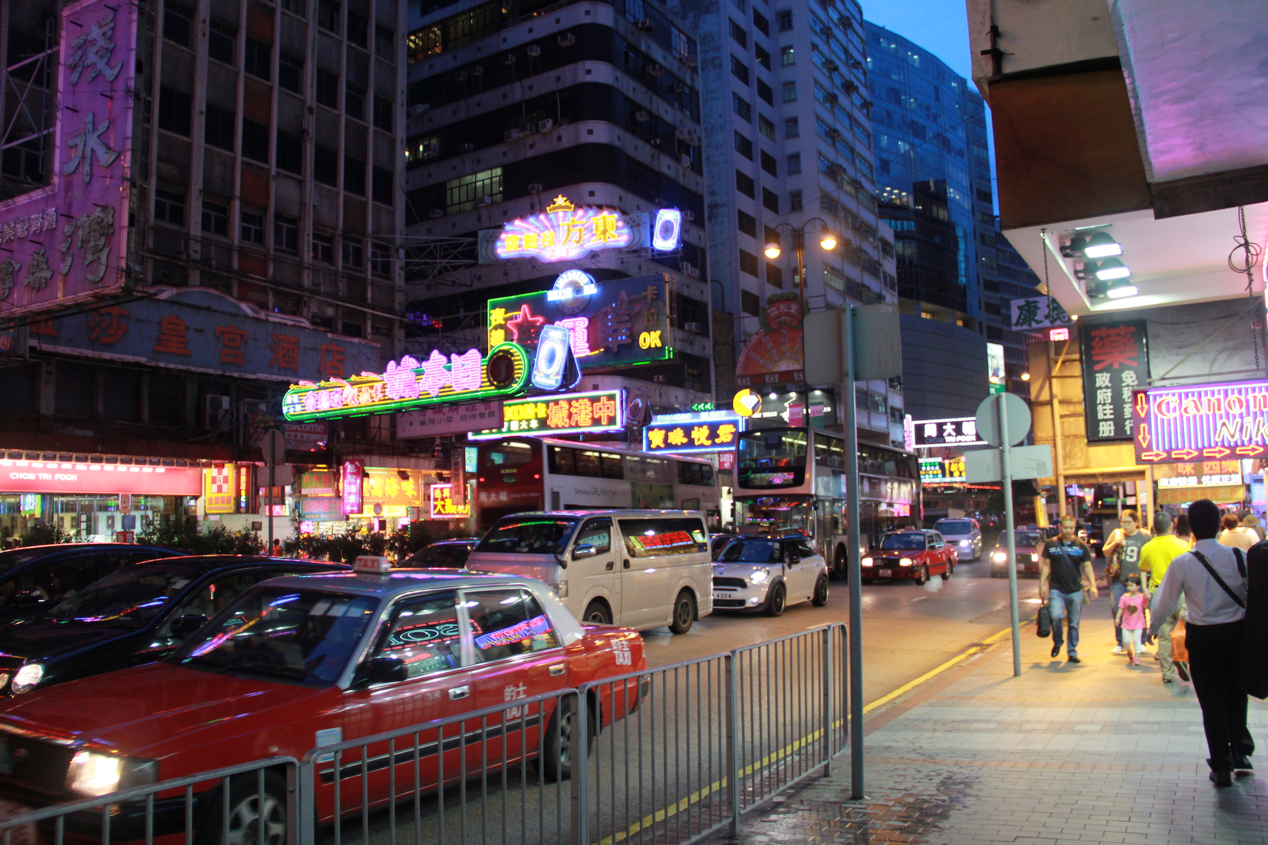 香港夜景摄影:误入了顶层外国游客客房拍照,原来顶层是泳池套房