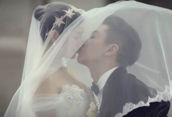 陈晓结婚4年,自拍变油腻大叔,有谁注意陈妍希的变化?