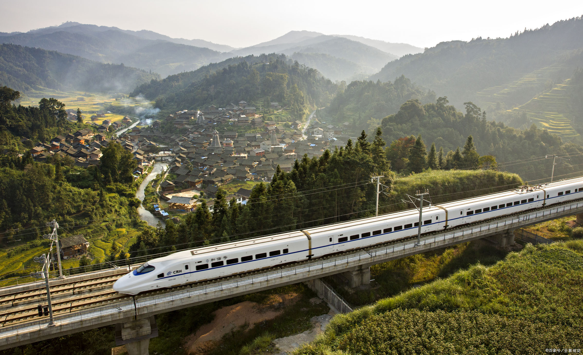 恩施苗乡侗寨大山深处驶过的高铁