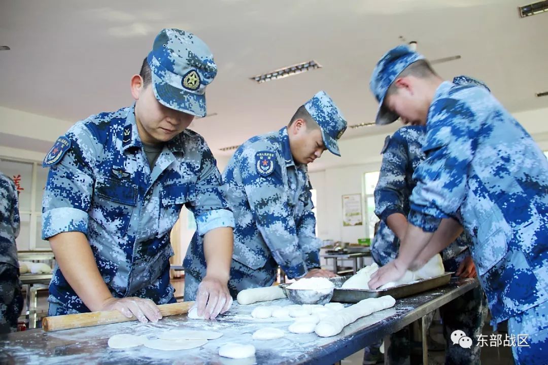 此次包包子活动,炊事班针对不同口味和饮食习惯的需求,准备了三种不同
