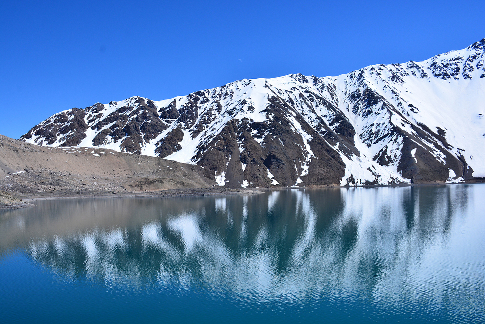 天山天池是中国著名的旅游胜地,湖面海拔1980米,面积约380平方公里,最