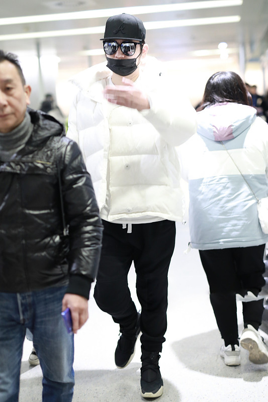 36岁钱枫小年夜春晚后现身,显瘦黑裤却搭大白棉服,网友:又胖了