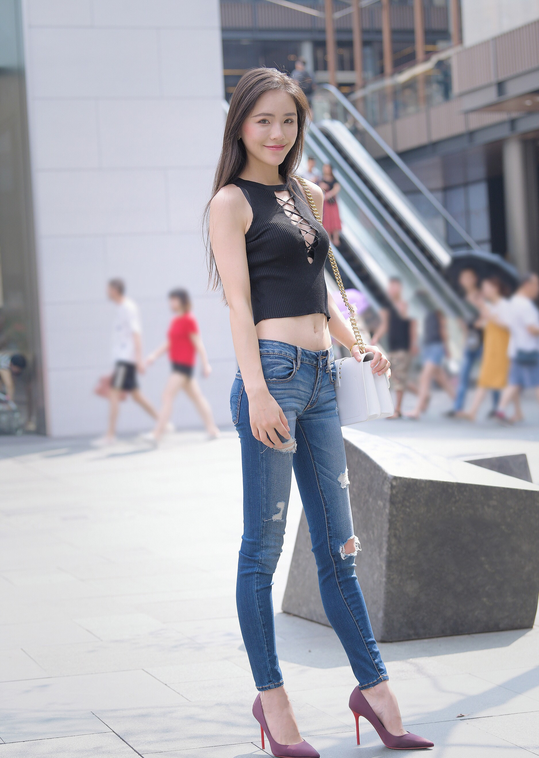 街拍:美女身材匀称,穿了一身黑衣服,黑丝袜,高跟鞋很漂亮