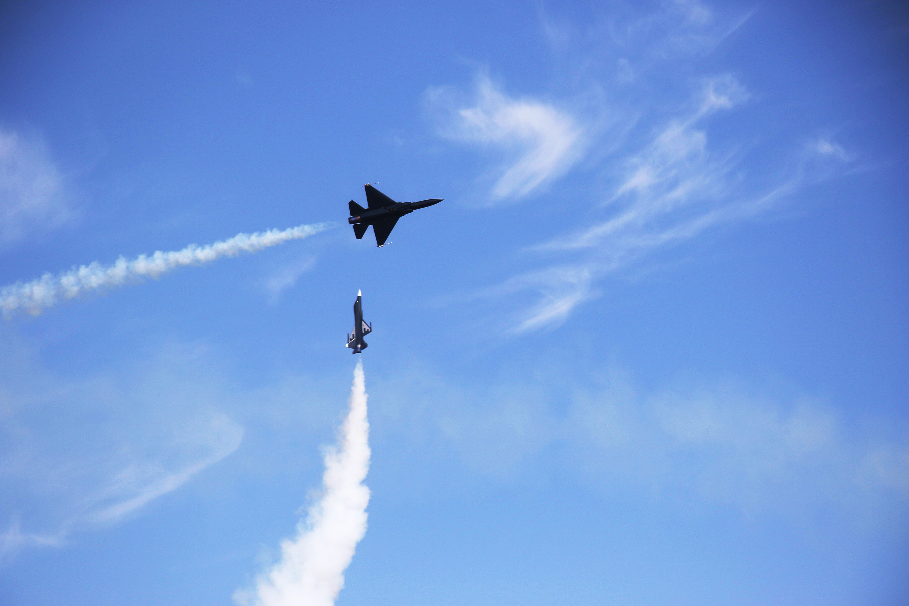 为求炫酷高空,德国选手仿照枭龙战机造航模,说出原因让国人骄傲