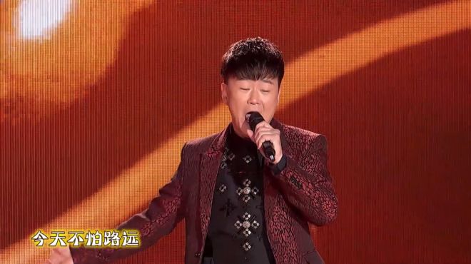 [图]李达成演唱《壮志骄阳》，粤语曲风欢快动听，现场气氛活跃了很多