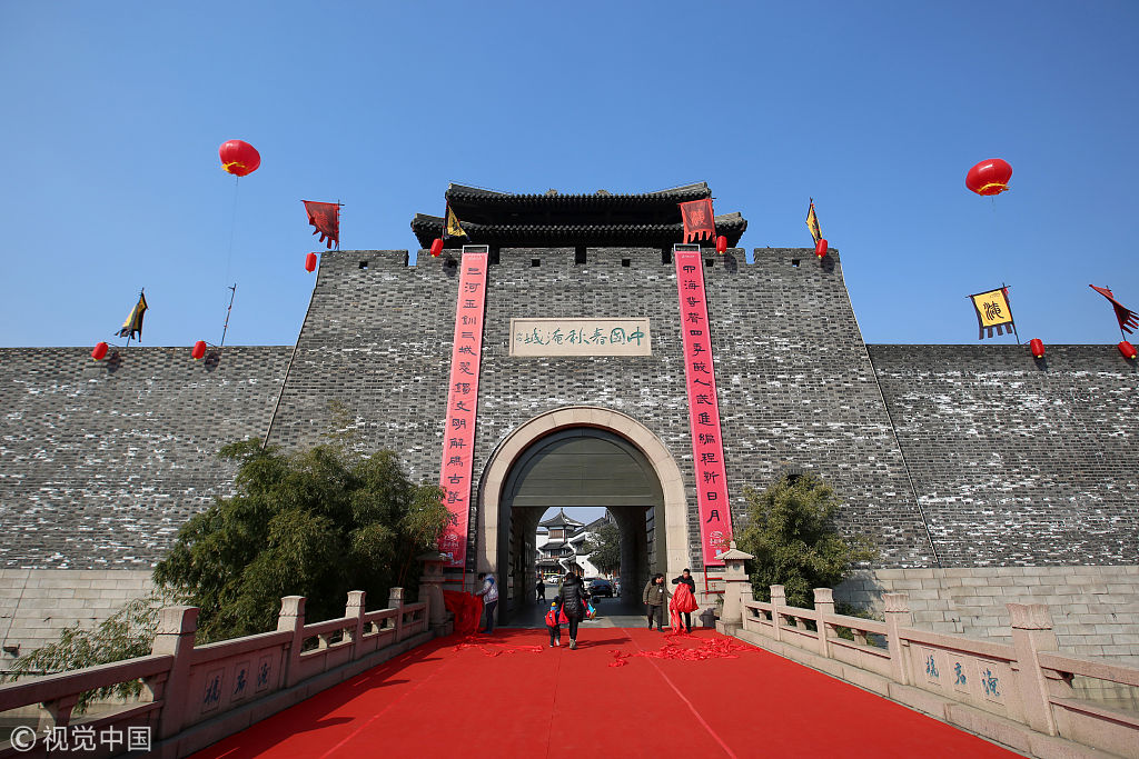 江苏常州举行城门挂春联活动 百名小书法家现场挥毫泼墨