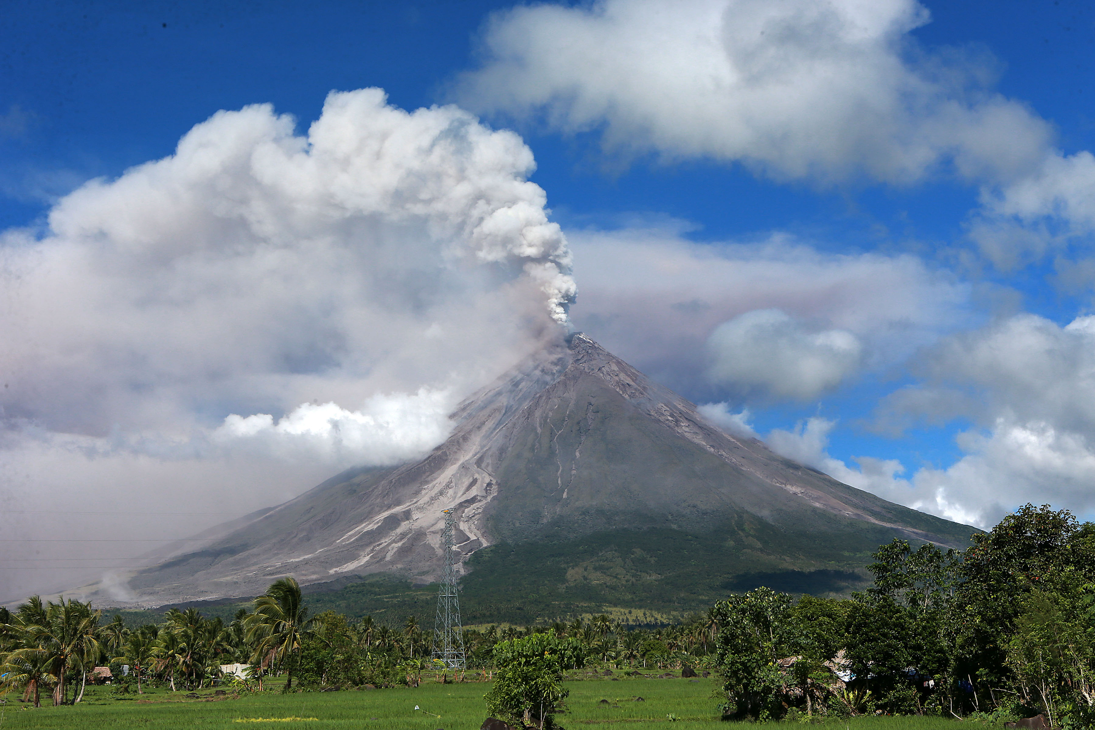 (国际)(3)菲律宾马荣火山持续喷发