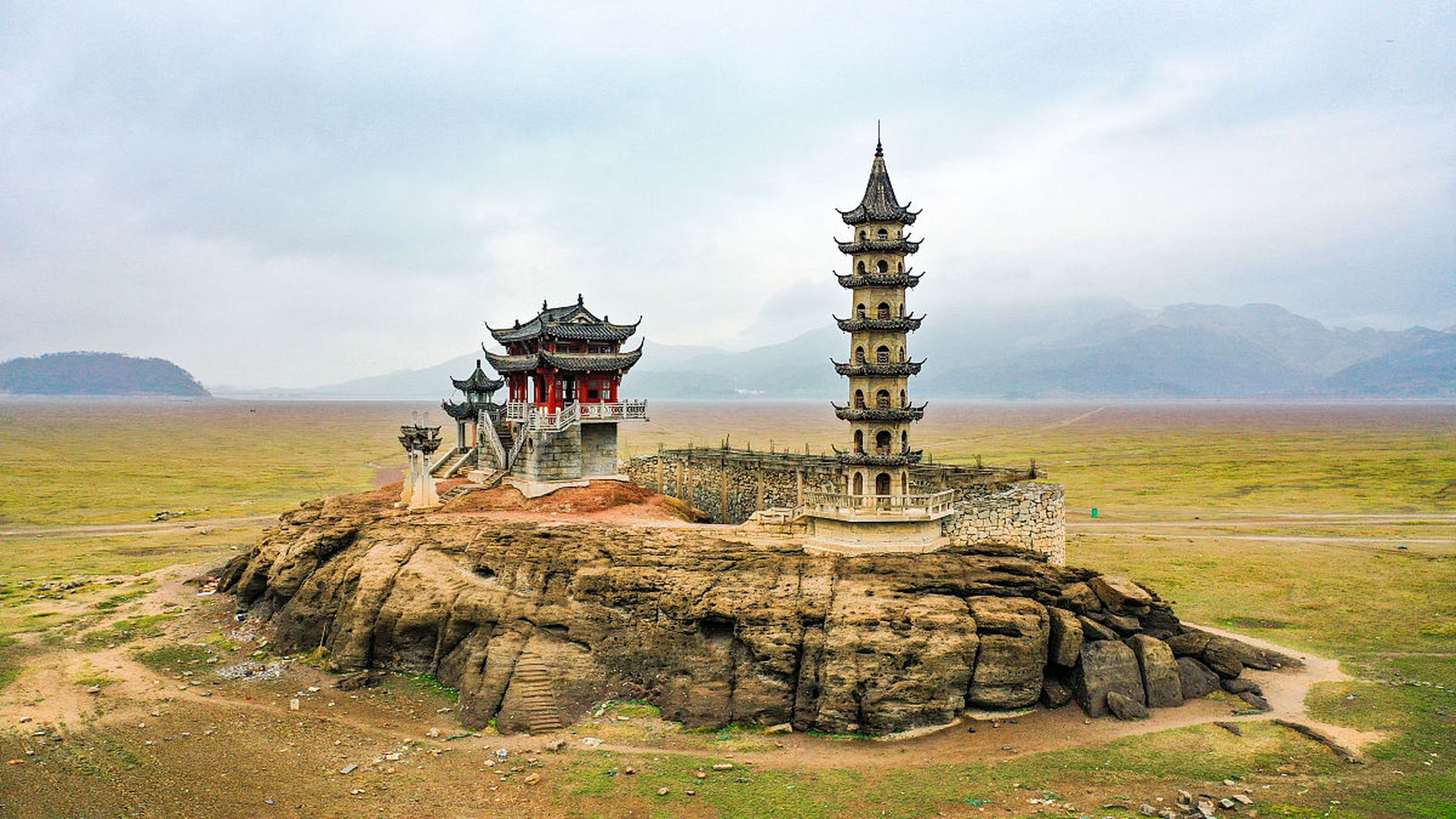当鄱阳湖进入枯水期,落星墩终于重见天日;到了丰水期,它的基地被水淹