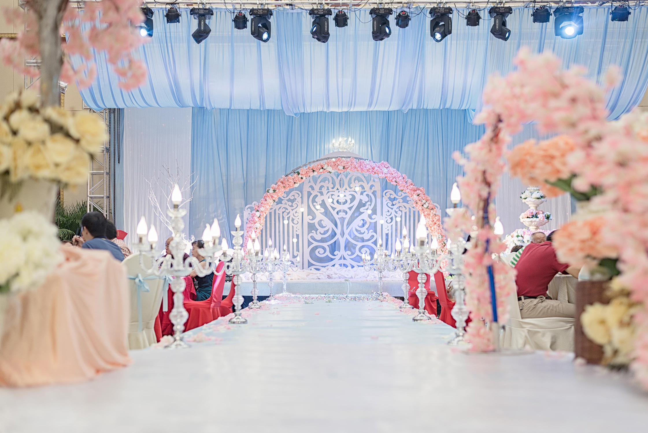 姐姐结婚,却不让我去,发现抢了我前男友,于是我砸了婚礼现场