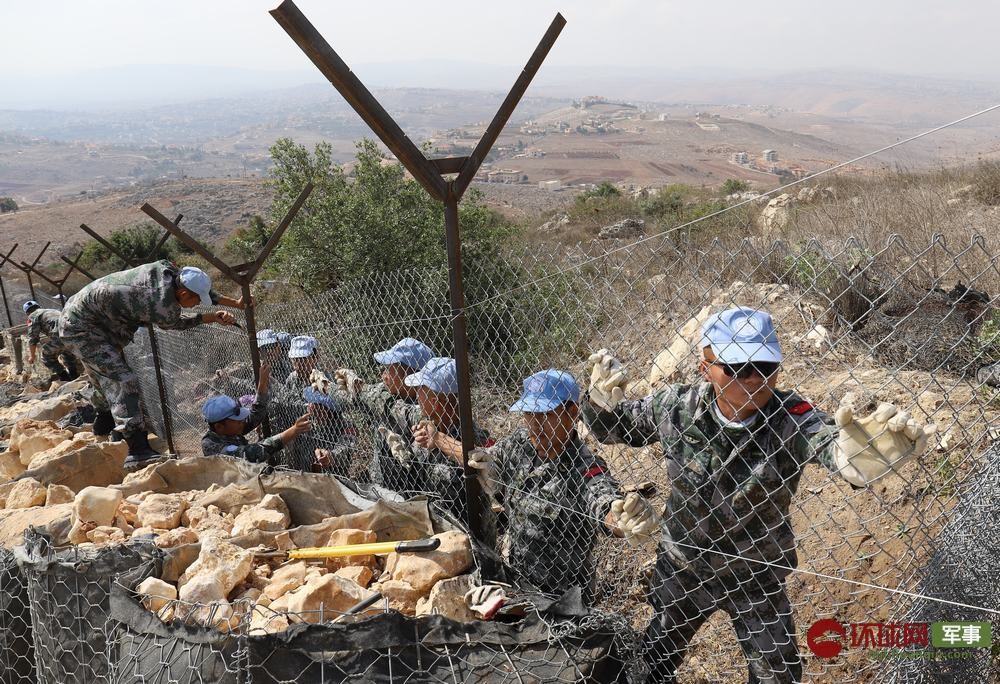 在黎以边境"蓝线"附近的尼泊尔营,中国维和官兵正在修筑防御围墙.
